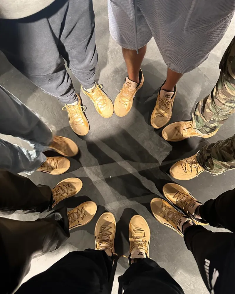 施罗德在Instagram 上发布照片宣传他个人版本的球鞋：Dennis Sneaker Team