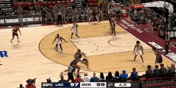 可惜了！比赛还剩1.7 秒时 科比·布朗犯规 两罚一中 完美打平