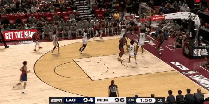 非常准确！克里斯蒂接底角三分命中 命中个人第六个三分 快船取得关键领先